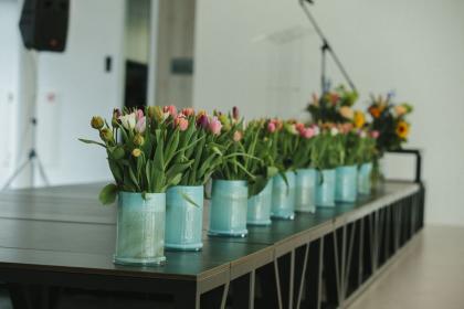Amsterdam tulips lined up on the 2019 AGM stage at the Metis Montessori Lyceum.